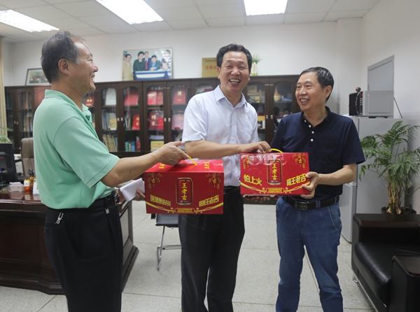 校党委副书记徐养福慰问康振生院士团队