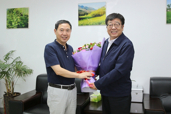 校领导慰问康振生院士和宋卫宁教授