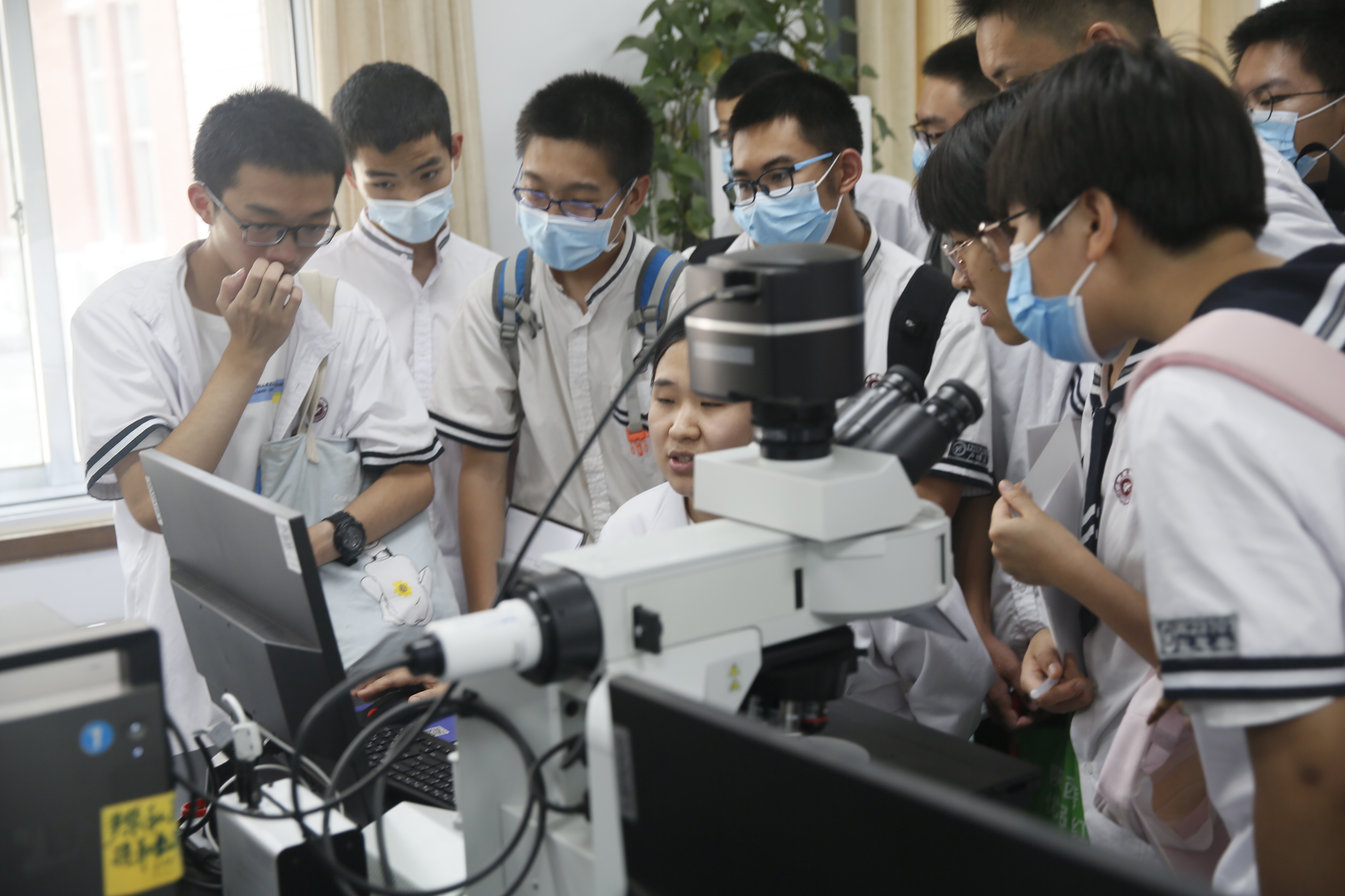 重点实验室 科研动态 在技术人员袁凤平实验师的带领下,同学们参观了