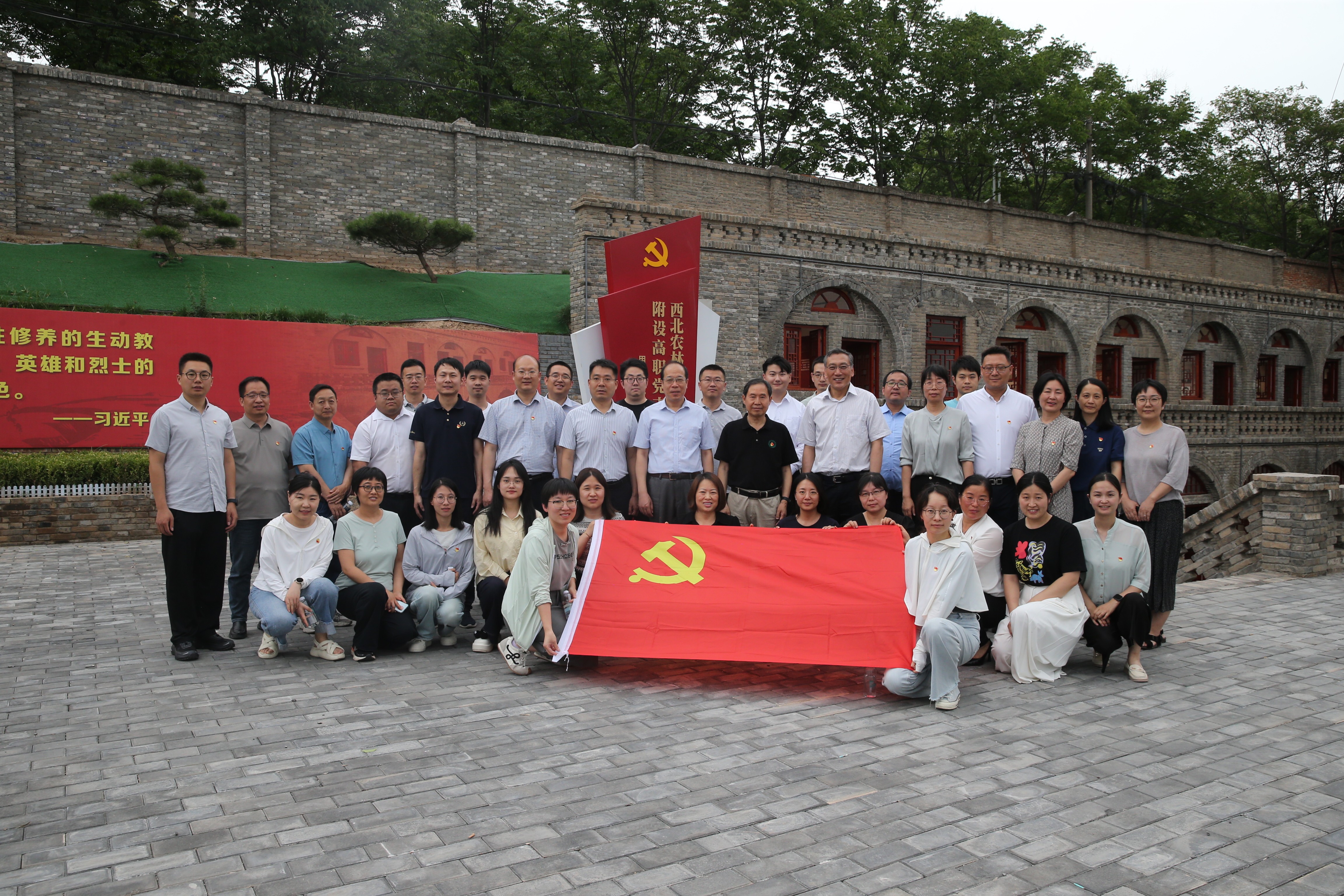 旧址合照(1).jpg